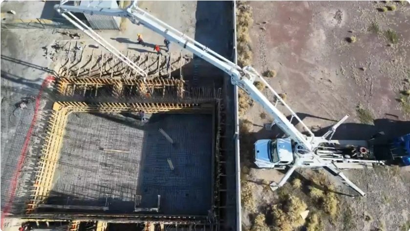 Vista aérea de un colado de concreto con bomba pluma